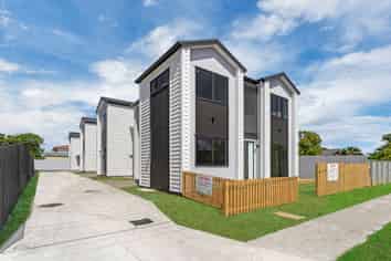 8A Gardiner Grove, Mangere East