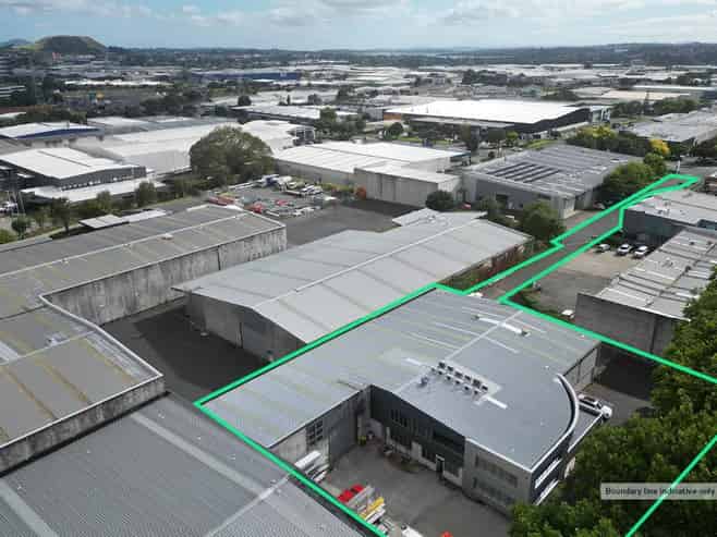 Modern Warehouse with Hard-Stand Yard