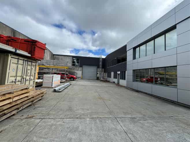 Modern Warehouse with Hard-Stand Yard