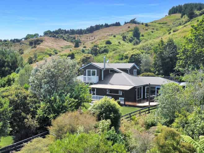 1377E Manawahe Road, Manawahe