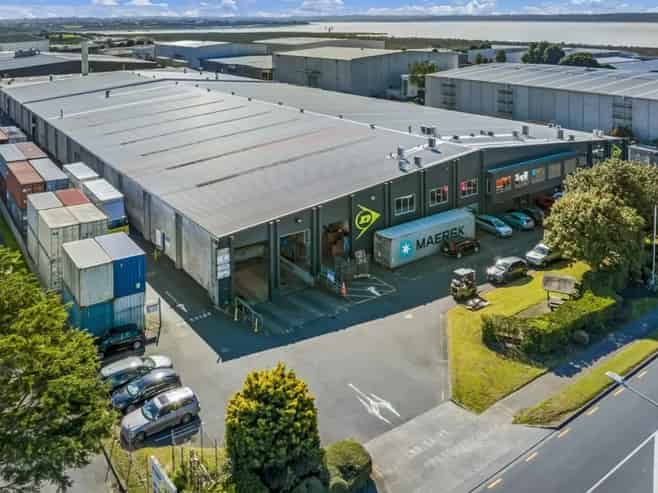 BIg Warehouse, Prime Location!