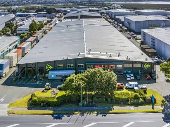 BIg Warehouse, Prime Location!