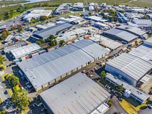 BIg Warehouse, Prime Location!