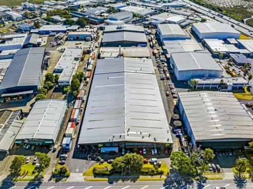 BIg Warehouse, Prime Location!