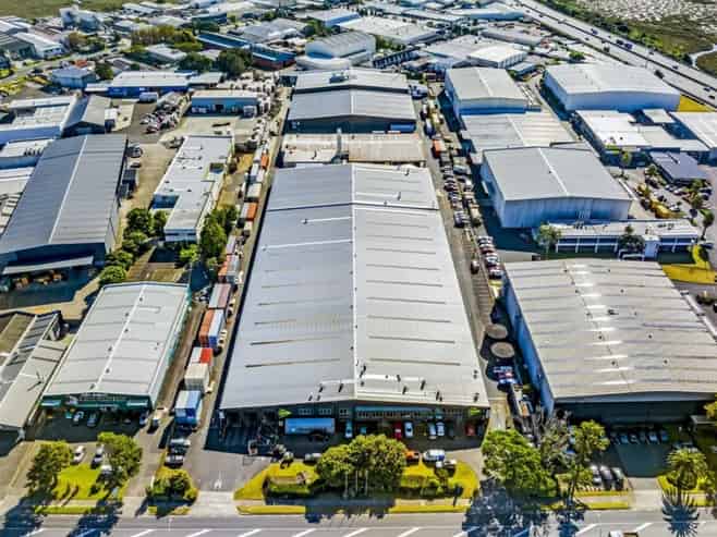 BIg Warehouse, Prime Location!