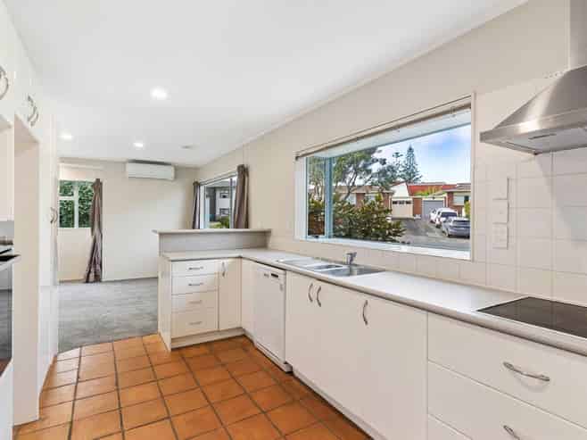 1 Halldene Terrace, Red Beach