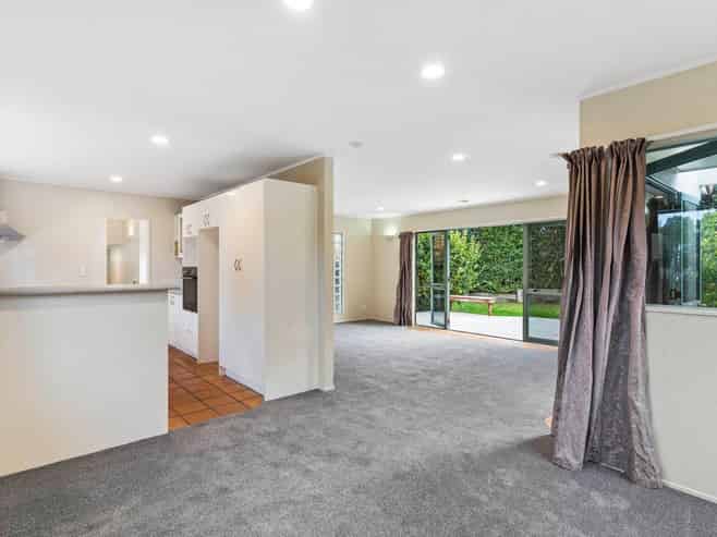 1 Halldene Terrace, Red Beach