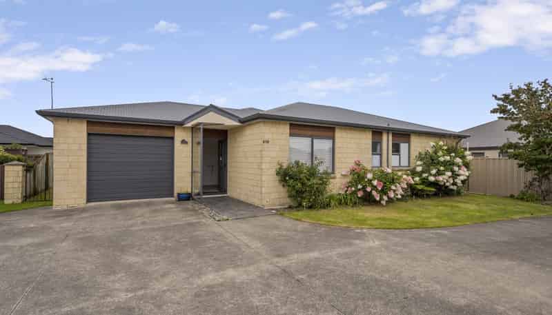 219 Frimley Oaks, Frimley