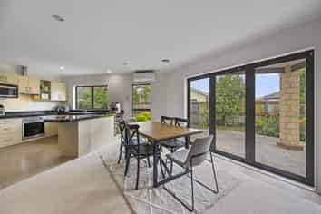 219 Frimley Oaks, Frimley