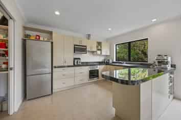 219 Frimley Oaks, Frimley