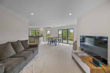 219 Frimley Oaks, Frimley