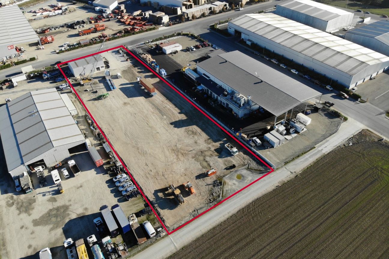 Office, warehouse and large yard