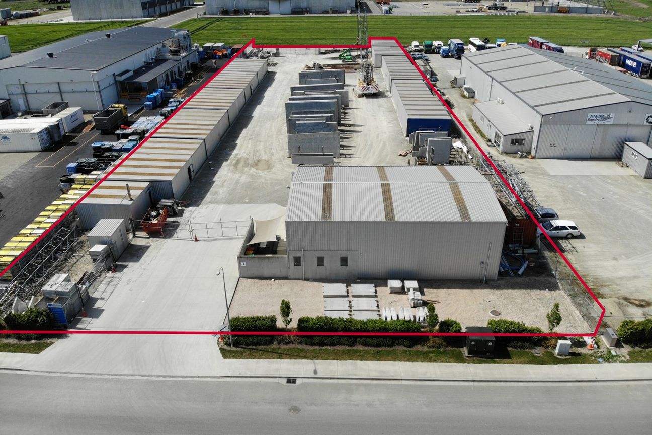 Office, warehouse and large yard - View 3