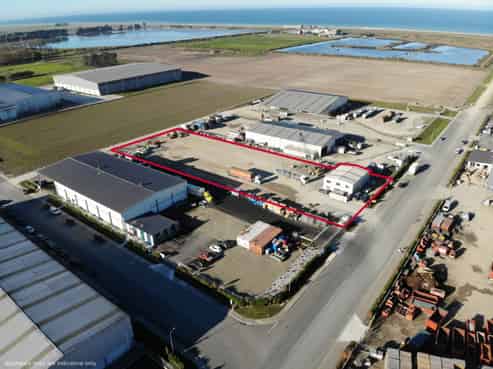 Office, warehouse and large yard