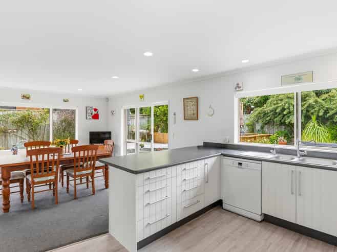 3 Nicholas Place, Waikanae Beach