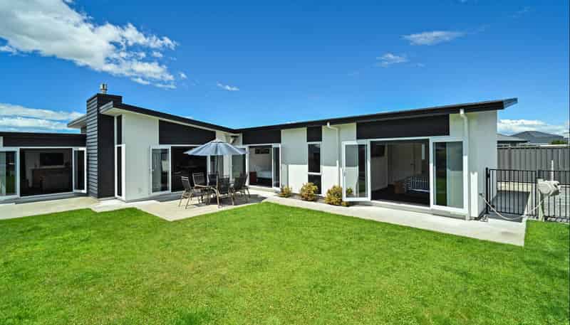 5 Watt Court, Mahora