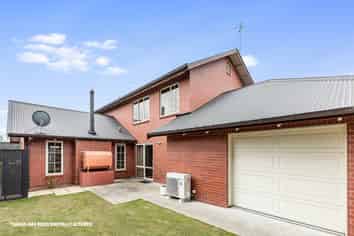 9 Strathmore Gardens, Burwood