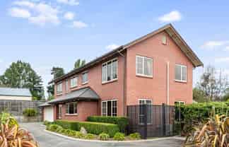 9 Strathmore Gardens, Burwood