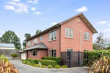 9 Strathmore Gardens, Burwood