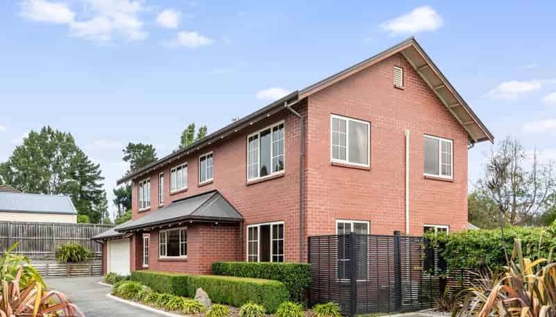 9 Strathmore Gardens, Burwood