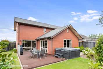 9 Strathmore Gardens, Burwood