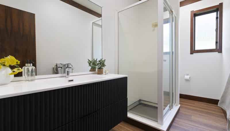 180 Ara-kotinga, Whitford