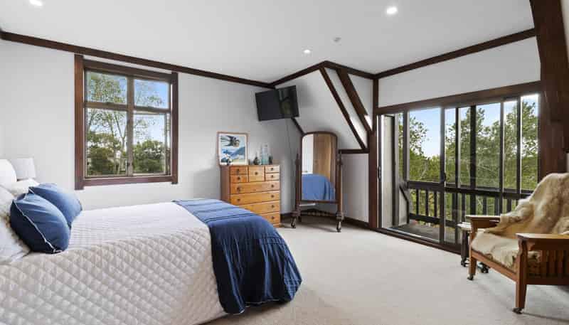 180 Ara-kotinga, Whitford