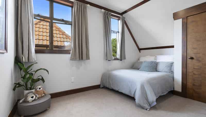 180 Ara-kotinga, Whitford