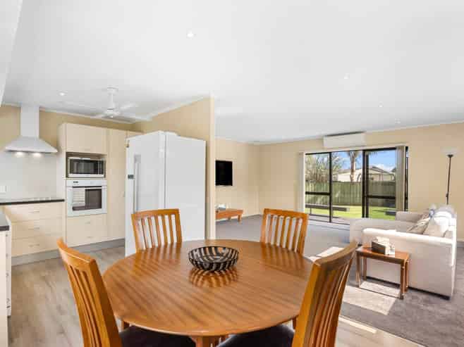 96 McRobbie Road, Kingseat