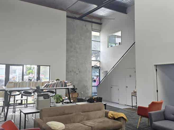 Versatile office and warehouse premises