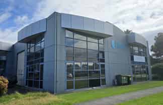 Versatile office and warehouse premises