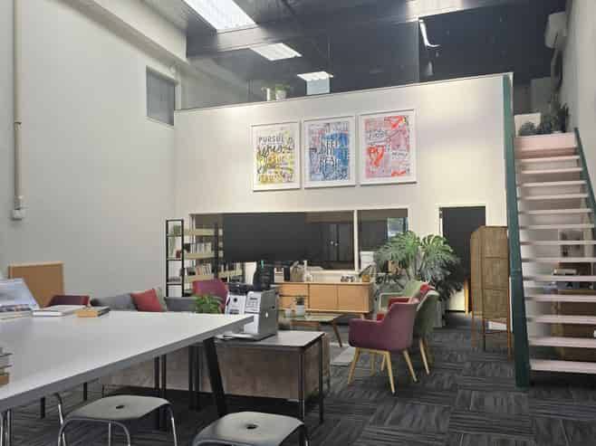 Versatile office and warehouse premises