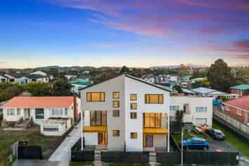 2/16 Binsted Road, New Lynn