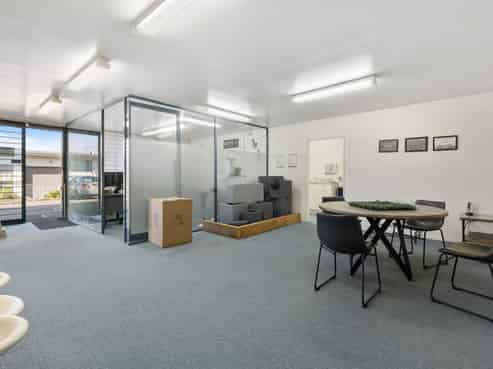 Well-appointed office/warehouse in Wairau Valley