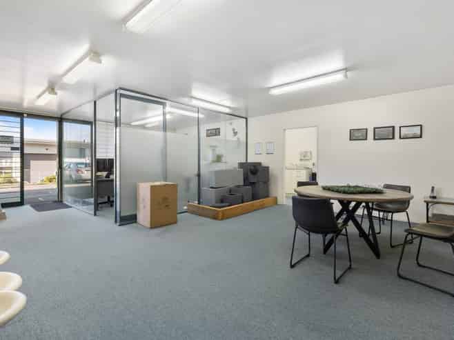 Well-appointed office/warehouse in Wairau Valley