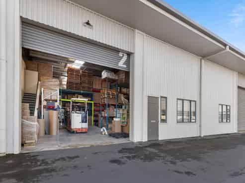 Well-appointed office/warehouse in Wairau Valley