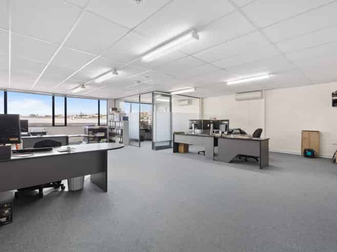 Well-appointed office/warehouse in Wairau Valley