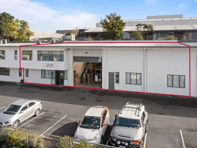 Well-appointed office/warehouse in Wairau Valley