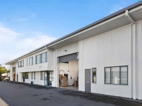 Well-appointed office/warehouse in Wairau Valley