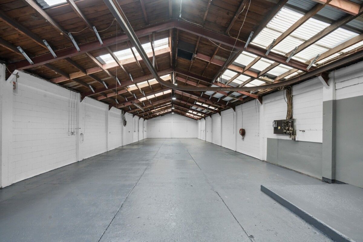 Refurbished Sydenham Warehouse with Modern Offices - Mehr