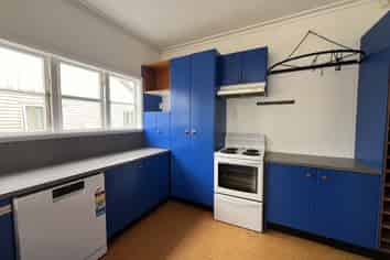 220 College Street, West End