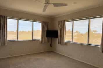 1  Hinton Place, Pyes Pa