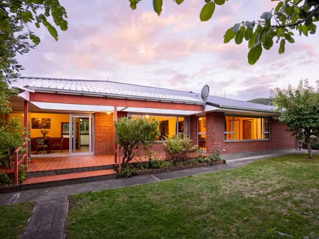 80 Halifax Street East, Nelson