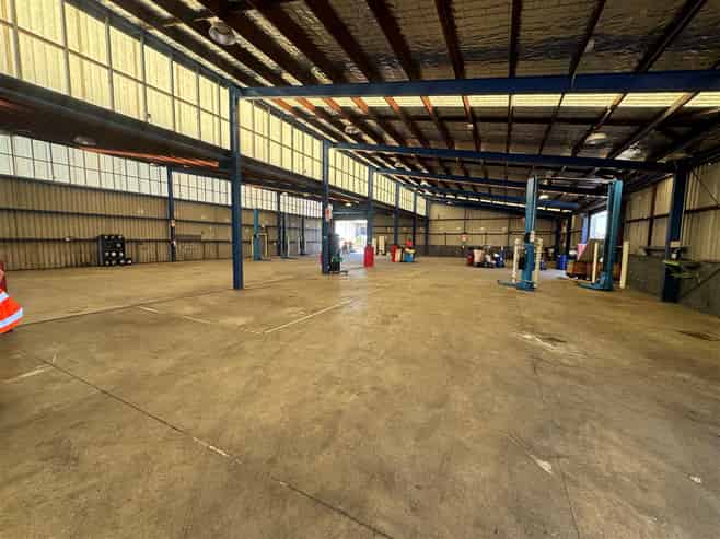 High Profile Warehouse & Secure Yard