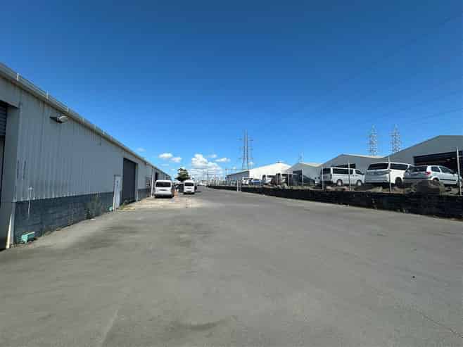 High Profile Warehouse & Secure Yard