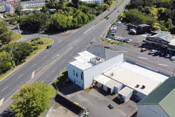 MODERN OFFICE/RETAIL WITH UNMATCHED VISIBILITY
