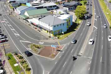 MODERN OFFICE/RETAIL WITH UNMATCHED VISIBILITY
