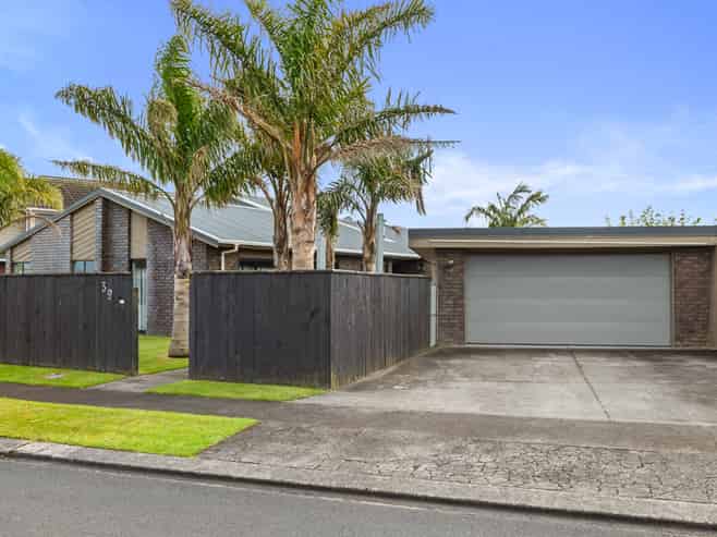 39 Tiverton Crescent, Whalers Gate