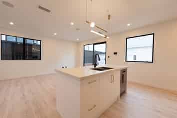 5 Spars Road, Wainui