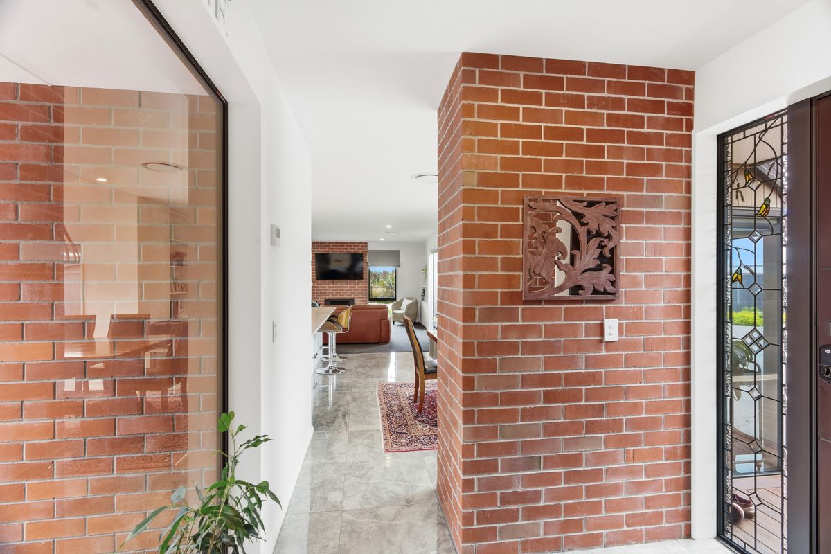 A Statement Home Of Space, Style and Substance - Więcej